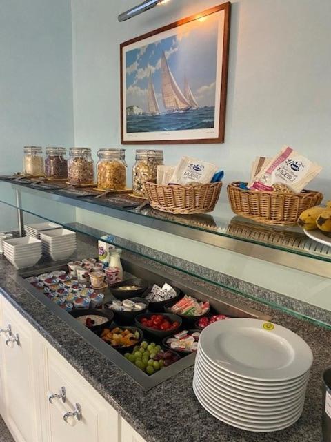Holiday Hotel Yachtsport Resort Lago Maggiore Брисаго Екстериор снимка